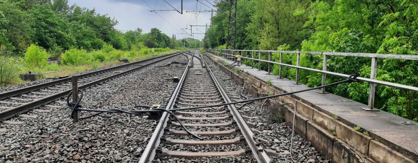 11-Jährige legen Steine auf Bahngleise und spannen Kabel