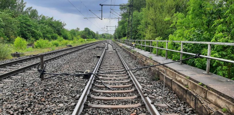 11-Jährige legen Steine auf Bahngleise und spannen Kabel