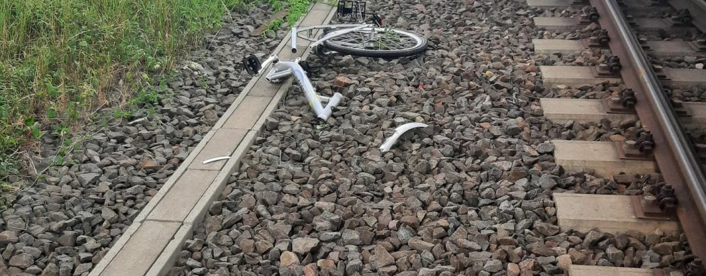 Unbekannte werfen Fahrräder von Brücke ins Gleis