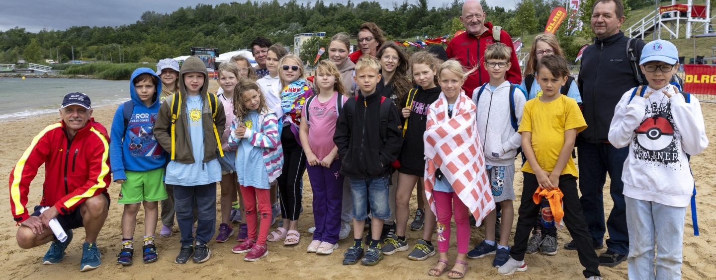 Ab ins kühle Nass, ganz wie die Rettungsschwimmer