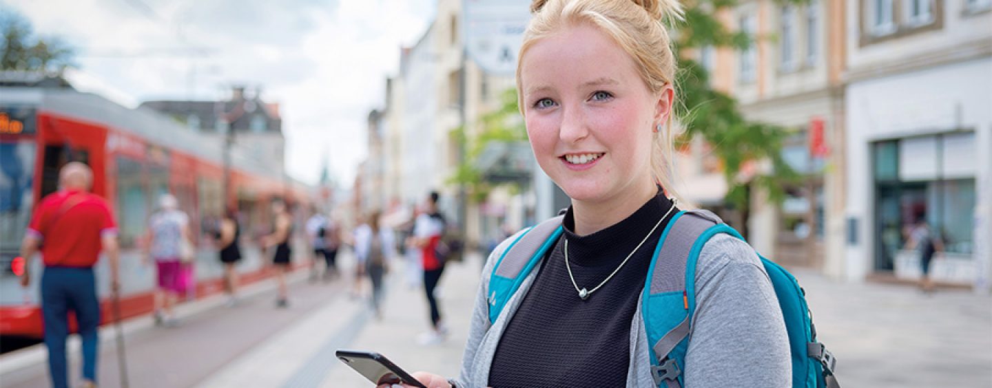 Mobilitätswoche: Zwei Personen fahren auf einem Ticket