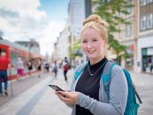 Mobilitätswoche: Zwei Personen fahren auf einem Ticket