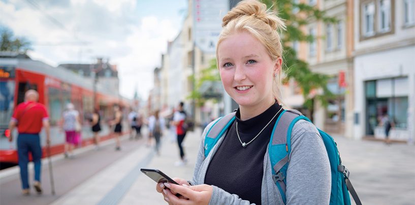 Mobilitätswoche: Zwei Personen fahren auf einem Ticket